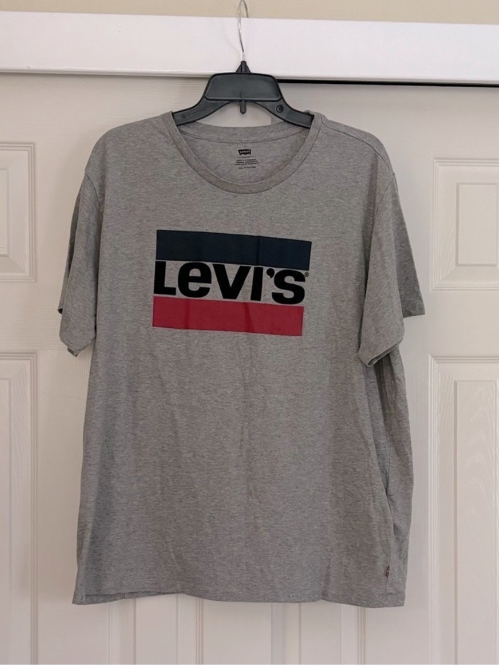 Levi's Men's Grey Tee with Black and Red Logo     Size XXL